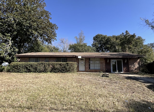 ranch-style home featuring a front yard