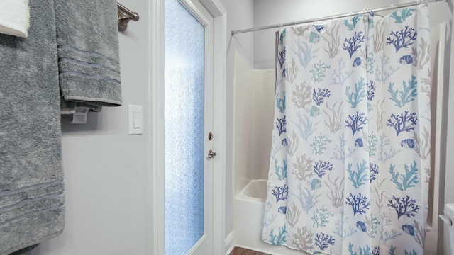 bathroom with shower / tub combo with curtain