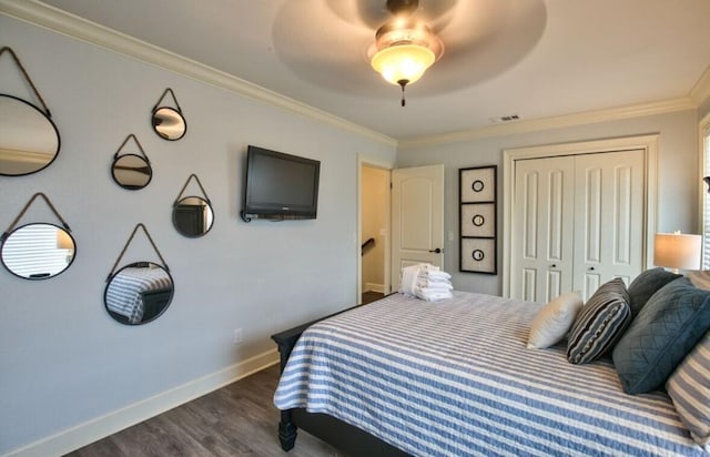 bedroom with ceiling fan, ornamental molding, dark hardwood / wood-style flooring, and a closet