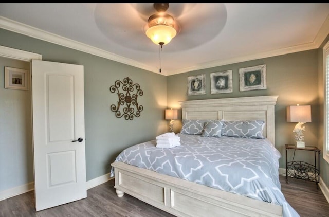 bedroom featuring dark hardwood / wood-style flooring, crown molding, and ceiling fan