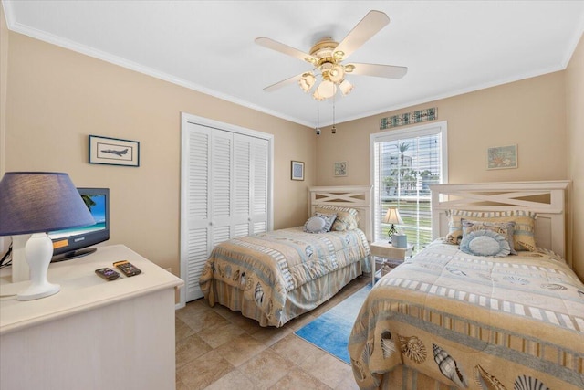 bedroom featuring crown molding, ceiling fan, and a closet