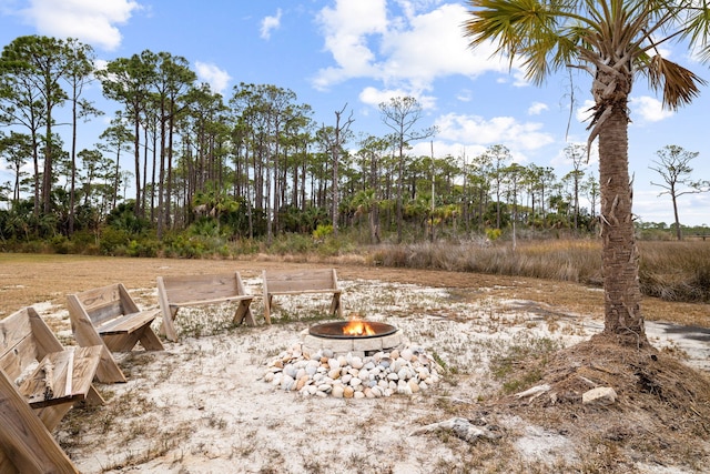 view of yard featuring a fire pit