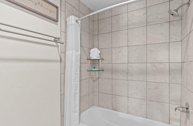 bathroom with shower / tub combo