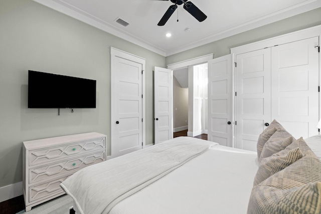 bedroom with crown molding, ceiling fan, and a closet