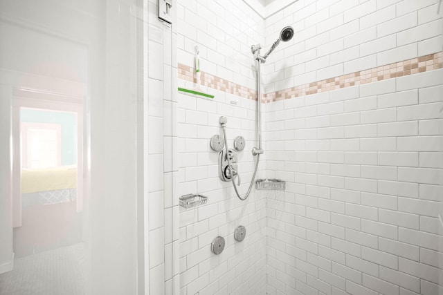 bathroom featuring tiled shower