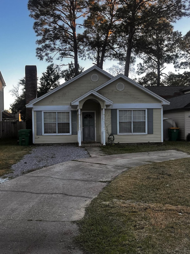 view of front facade featuring a yard