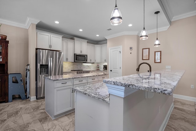 kitchen with stainless steel appliances, an island with sink, hanging light fixtures, and white cabinetry