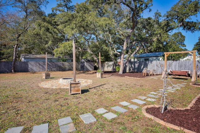 view of yard featuring an outdoor fire pit