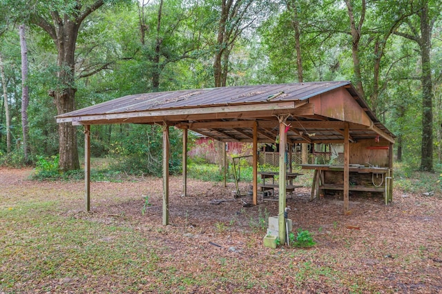 view of yard with an outbuilding