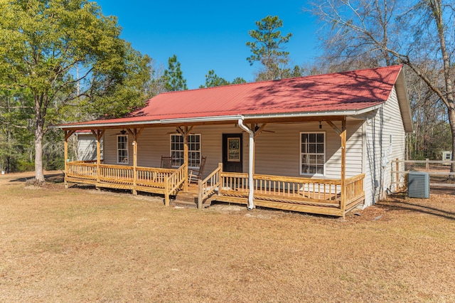 view of front of property featuring ceiling fan, a front yard, and central air condition unit