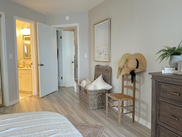 sitting room with sink and light hardwood / wood-style flooring