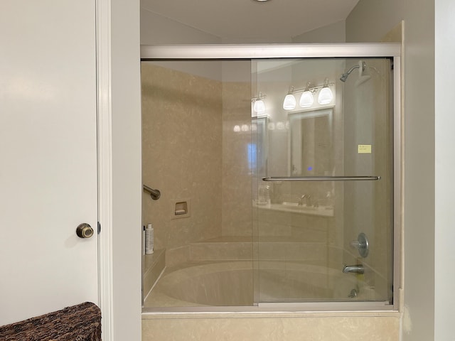 bathroom with combined bath / shower with glass door