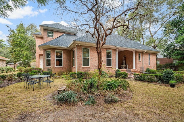 view of front of house with a front lawn