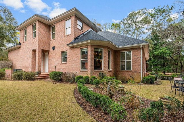 view of front facade featuring a front lawn