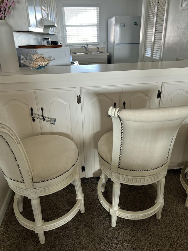 bathroom featuring a sink