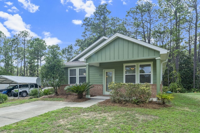 view of front of home featuring a front yard and a carport