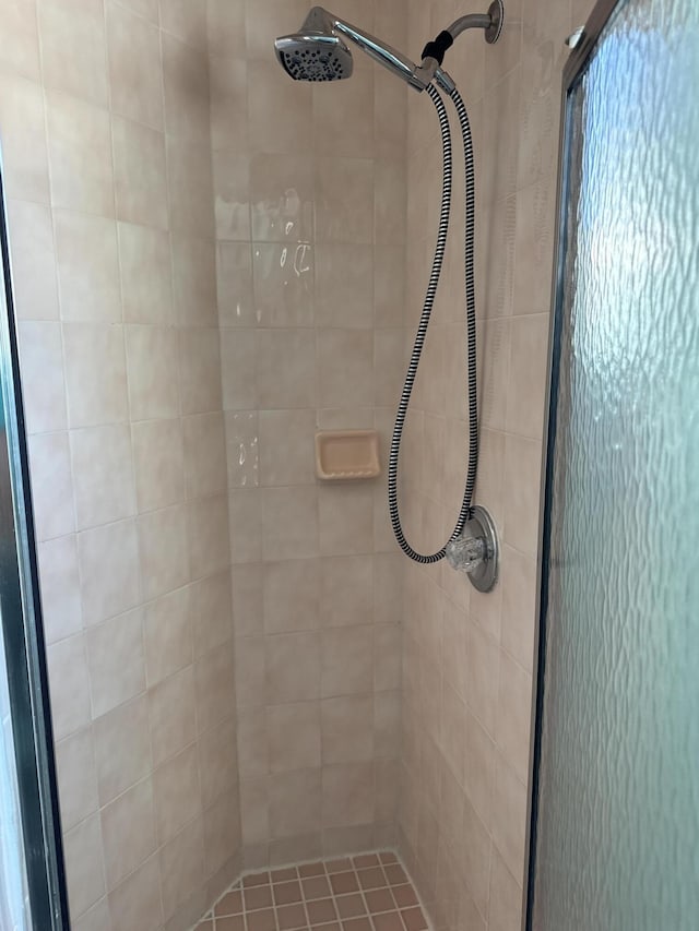 bathroom featuring tiled shower