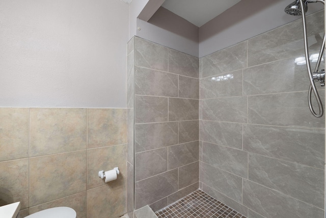 bathroom with toilet and tiled shower