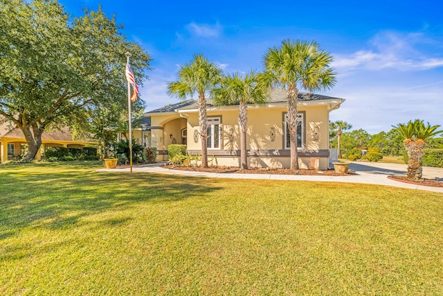 view of front of property featuring a front lawn