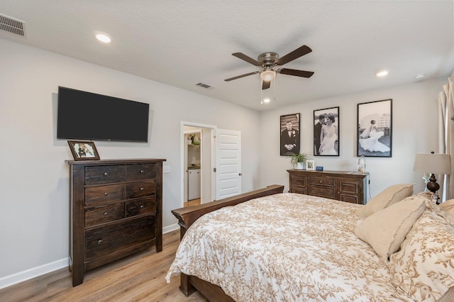 bedroom featuring a textured ceiling, light hardwood / wood-style floors, and ceiling fan