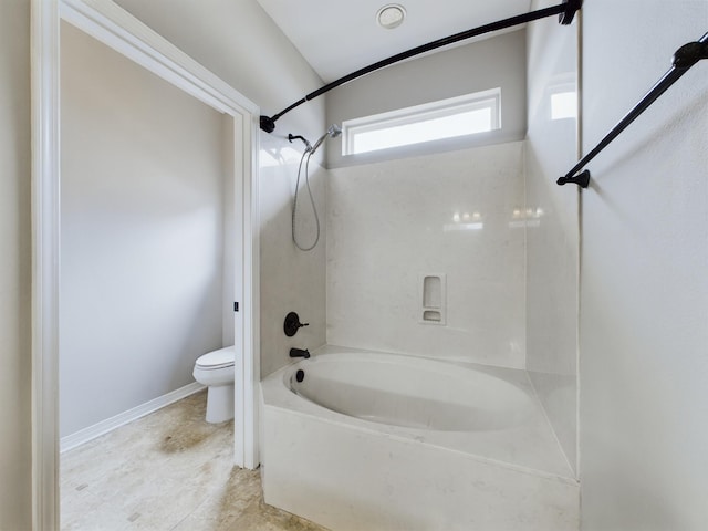 bathroom with toilet and tiled shower / bath