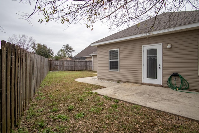 view of yard featuring a patio area