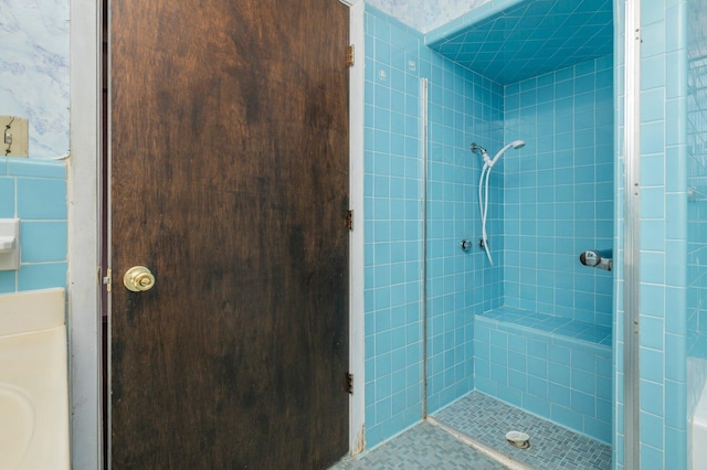 bathroom featuring a tile shower