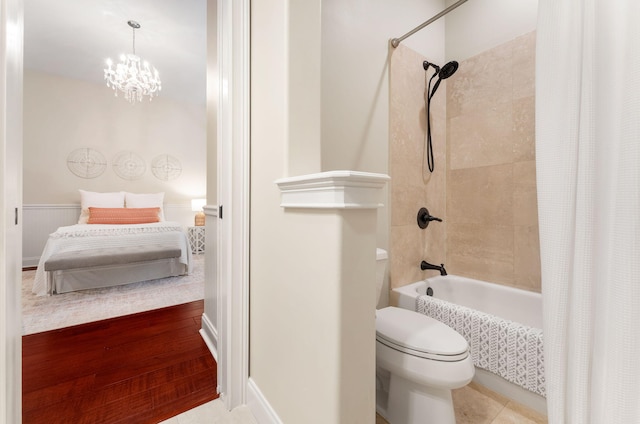 416 Admiral Ct, Destin, FL 32541 - ensuite bathroom featuring shower / bath combo, toilet, and a chandelier