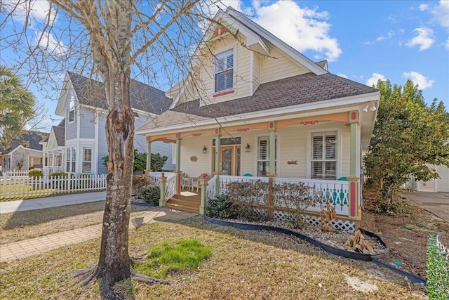 view of front facade featuring covered porch and a front lawn