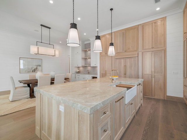 kitchen featuring sink, decorative light fixtures, and a spacious island