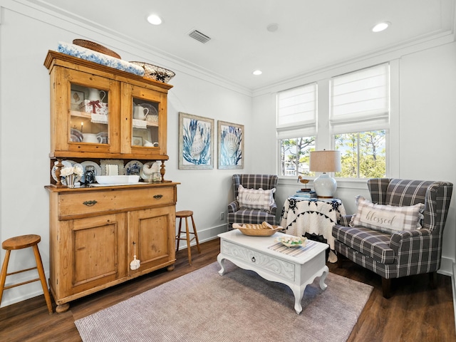 living area with recessed lighting, dark wood-type flooring, visible vents, baseboards, and ornamental molding