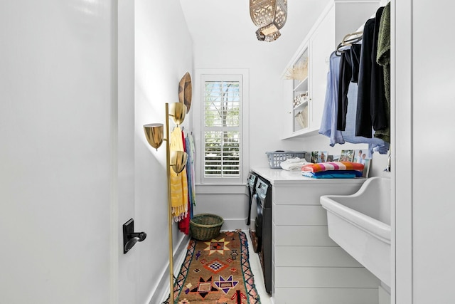 washroom with sink and independent washer and dryer