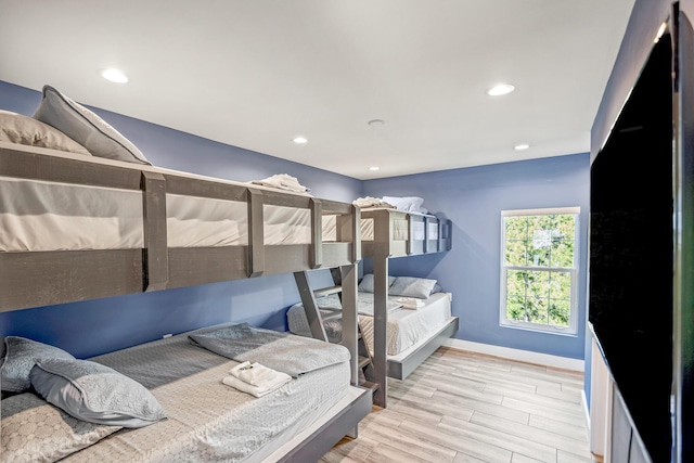 bedroom featuring light wood finished floors, recessed lighting, and baseboards