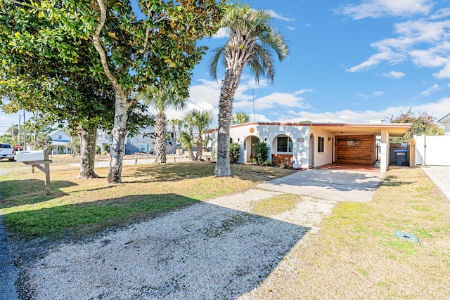 view of front of home with a carport and a front yard