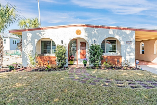 view of front facade featuring a carport and a front yard