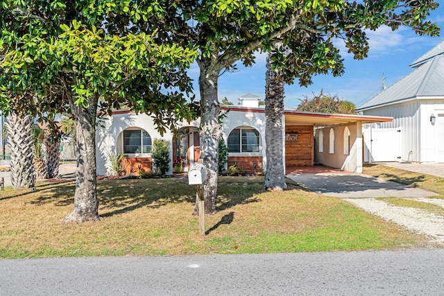 view of front of home featuring a carport and a front yard