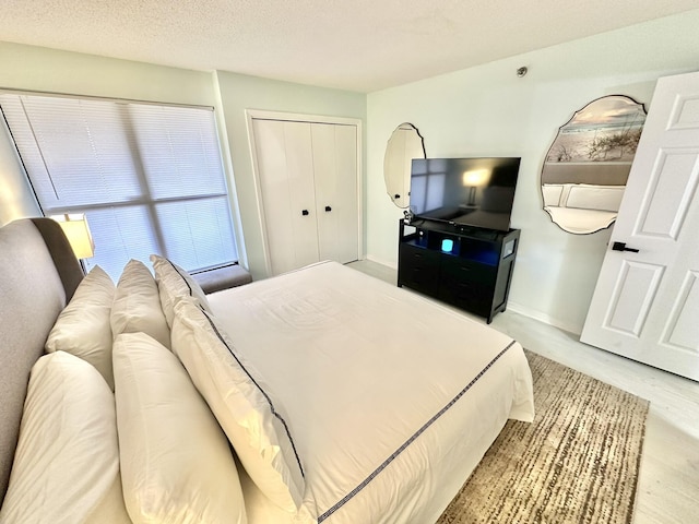 4045 Beachside One Dr # 4045, Miramar Beach, FL 32550 - bedroom featuring a closet, light wood-type flooring, and baseboards