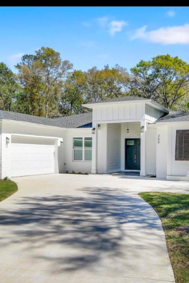 view of front of property featuring a garage