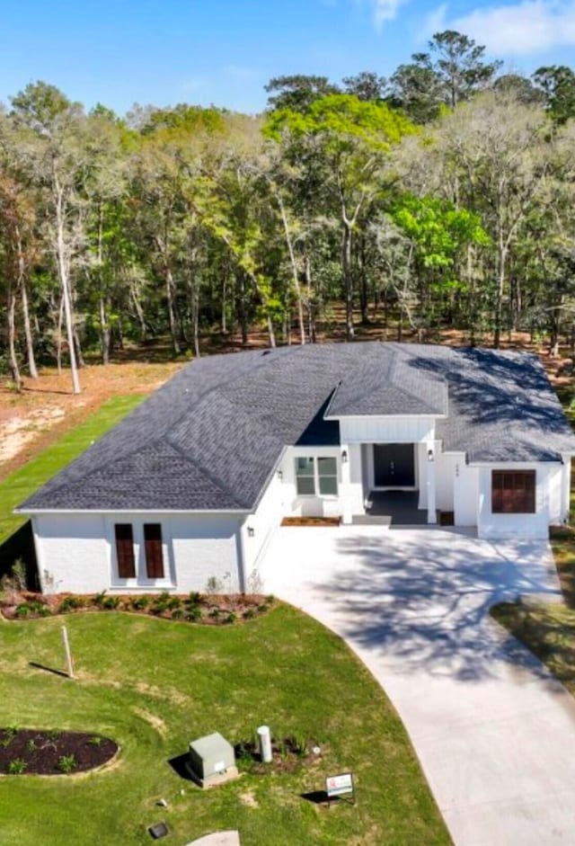 view of front of property featuring a garage and a front yard