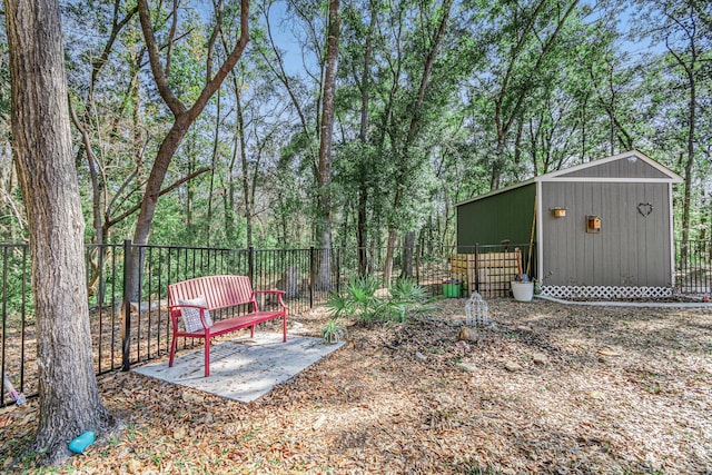 view of yard featuring a shed