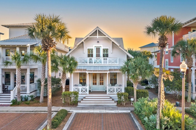 view of front of property featuring a balcony