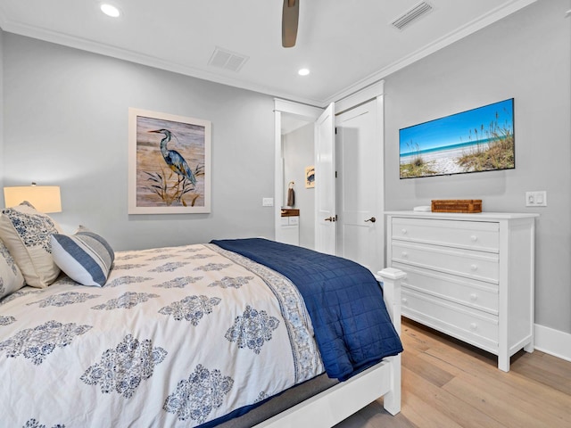 bedroom featuring crown molding, light hardwood / wood-style floors, and ceiling fan