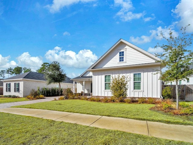 view of front of property with a front lawn and covered porch