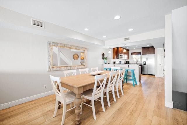 dining area featuring visible vents, recessed lighting, baseboards, and light wood-style floors