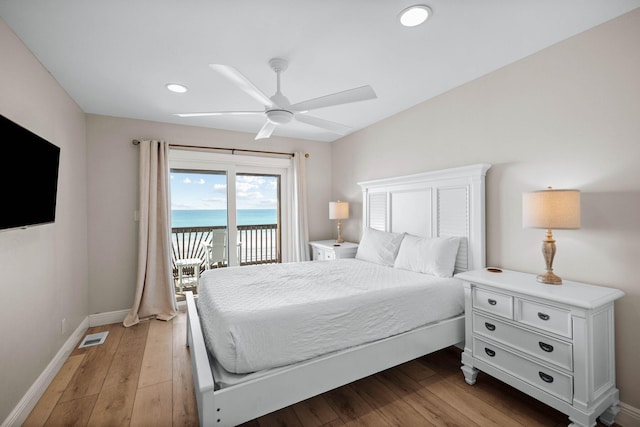 bedroom with visible vents, light wood-style flooring, access to outside, recessed lighting, and baseboards