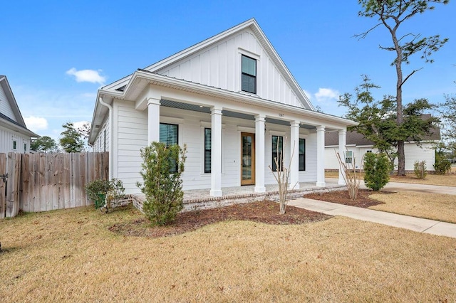 view of front of property featuring covered porch and a front lawn