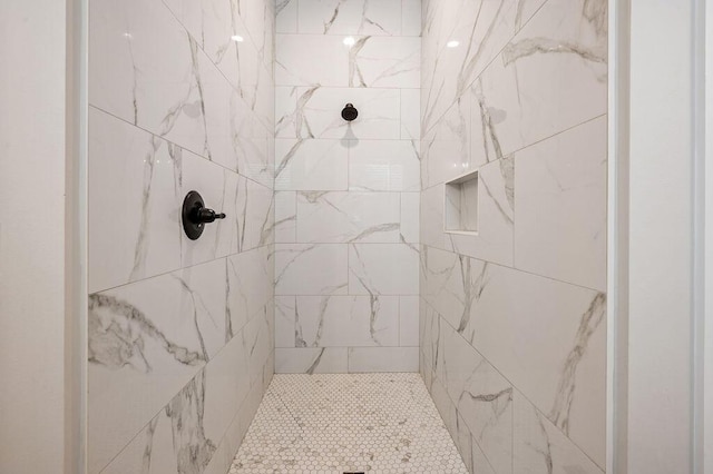 bathroom featuring a tile shower