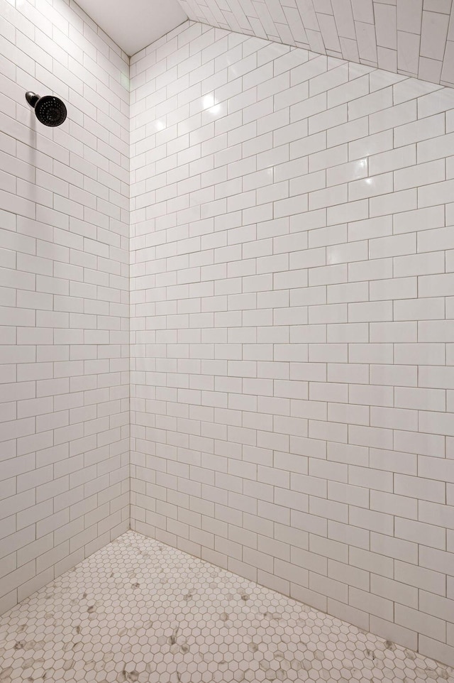 bathroom featuring tiled shower