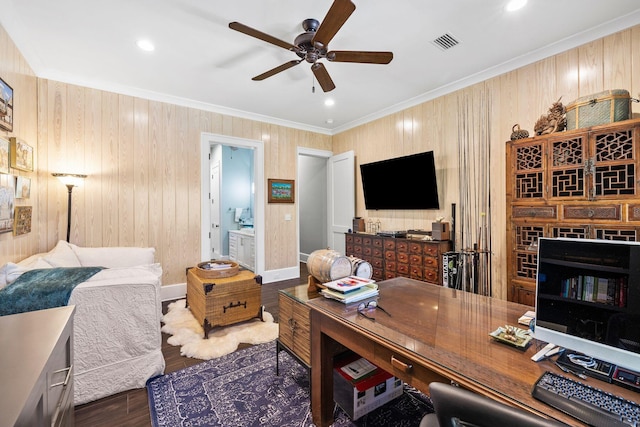 living room featuring visible vents, ornamental molding, ceiling fan, wood finished floors, and baseboards