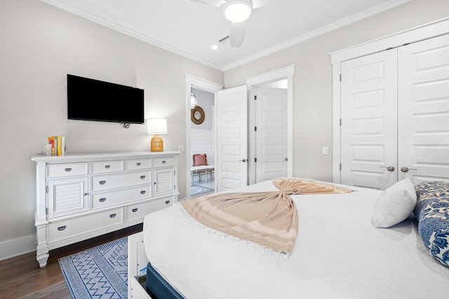 bedroom with dark hardwood / wood-style flooring, crown molding, a closet, and ceiling fan